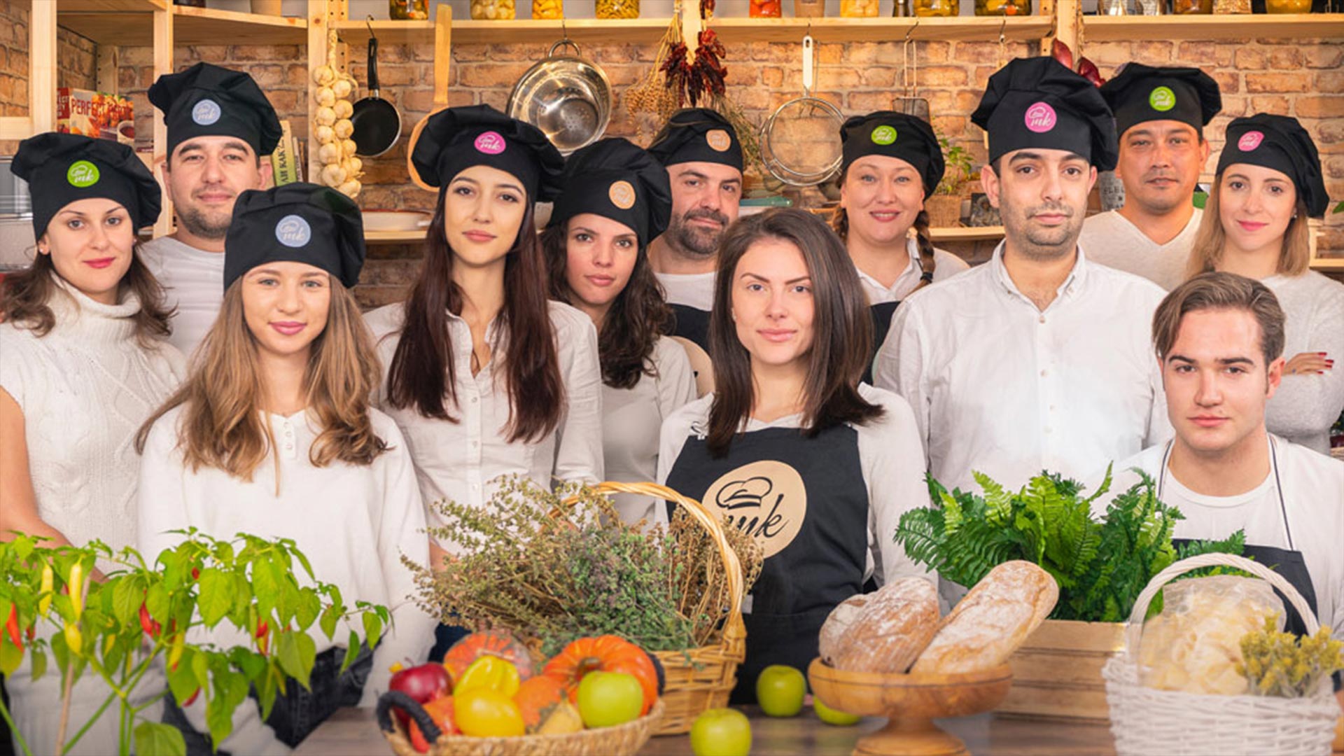 Първоначалният екип на Mate Kitchen, чиято основна задача е да се бори с разхищението на храна